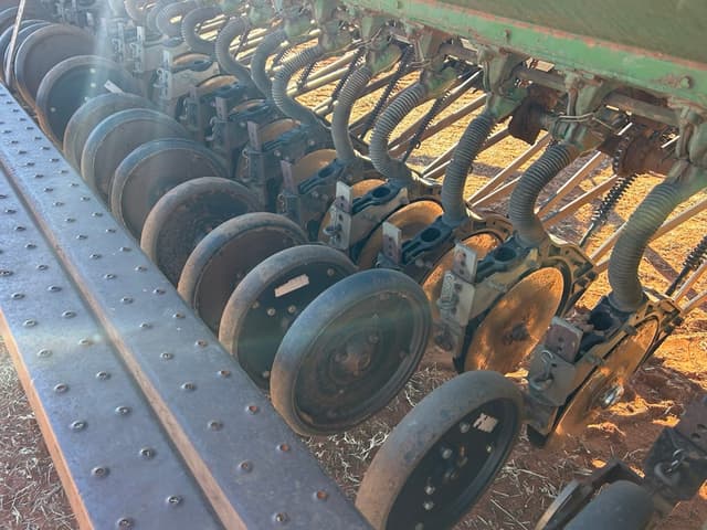 Image of John Deere 8300 equipment image 4