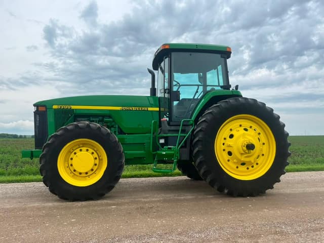 Image of John Deere 8300 equipment image 1