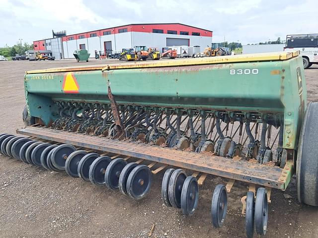 Image of John Deere 8300 equipment image 2