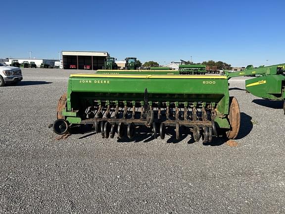 Image of John Deere 8300 equipment image 3