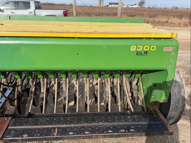Image of John Deere 8300 equipment image 2