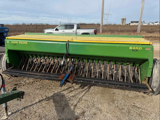 Image of John Deere 8300 equipment image 1