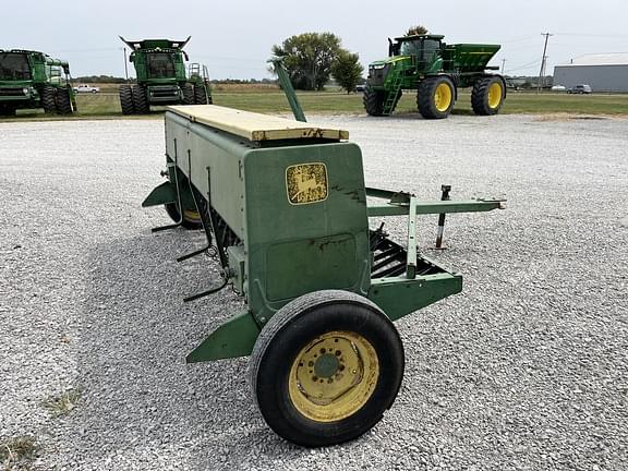 Image of John Deere 8300 equipment image 1