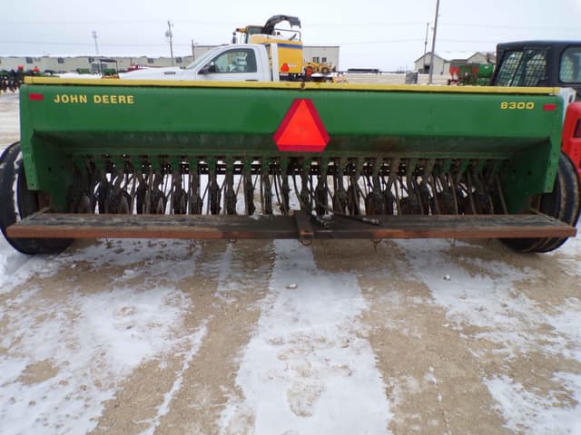 Image of John Deere 8300 equipment image 4