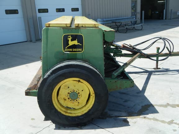Image of John Deere 8300 equipment image 1