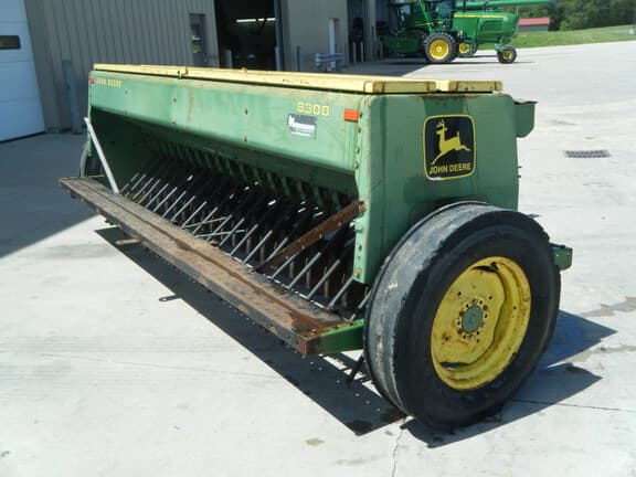 Image of John Deere 8300 equipment image 2