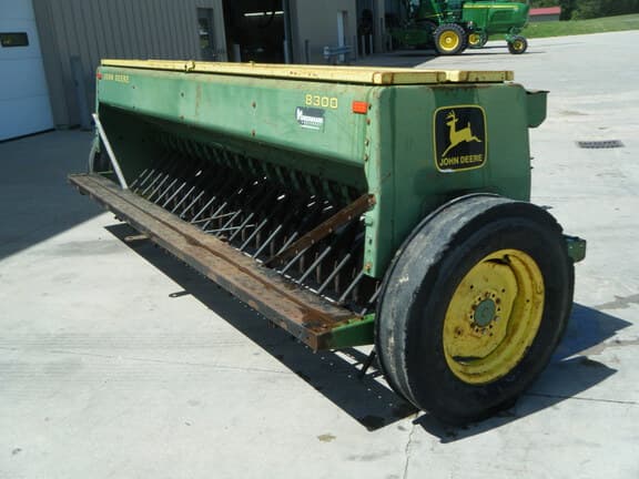 Image of John Deere 8300 equipment image 3