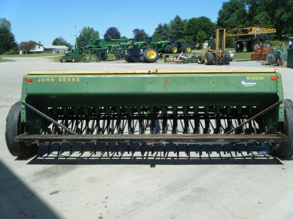 Image of John Deere 8300 equipment image 4