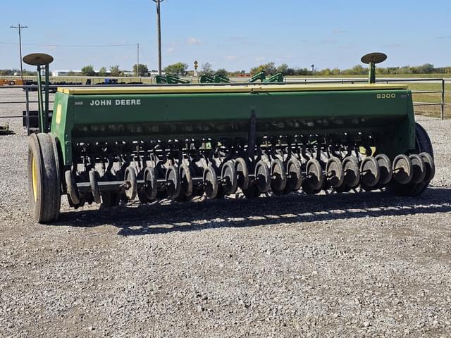 Image of John Deere 8300 equipment image 4