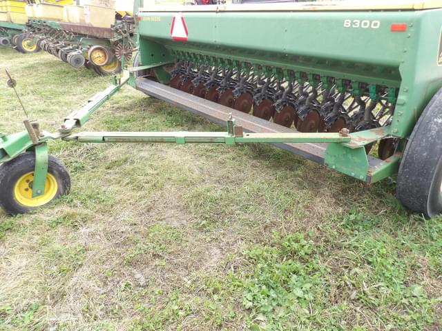 Image of John Deere 8300 equipment image 4