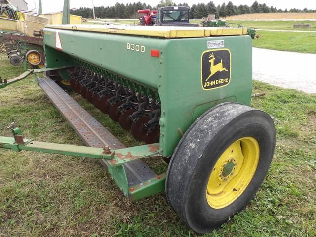 Image of John Deere 8300 equipment image 3