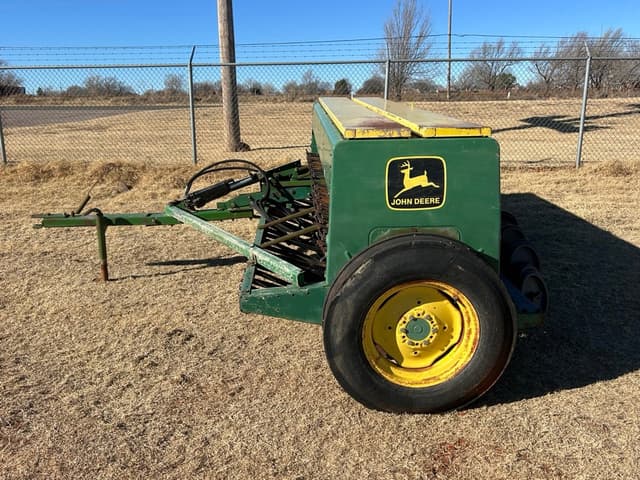 Image of John Deere 8300 equipment image 1
