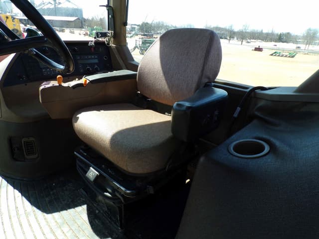 Image of John Deere 8300 equipment image 4