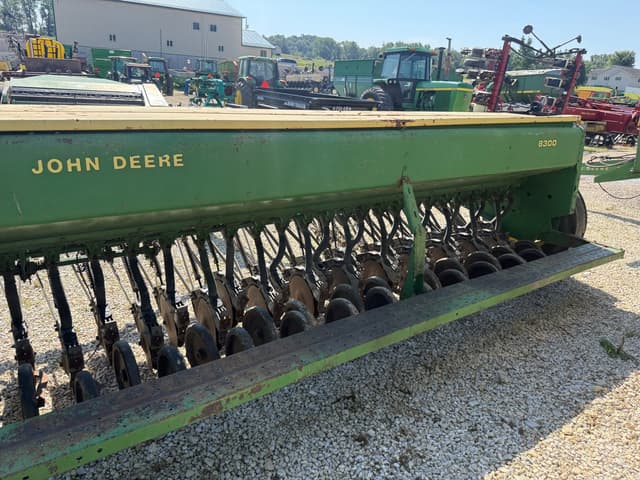 Image of John Deere 8300 equipment image 4
