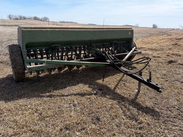 Image of John Deere 8300 equipment image 2