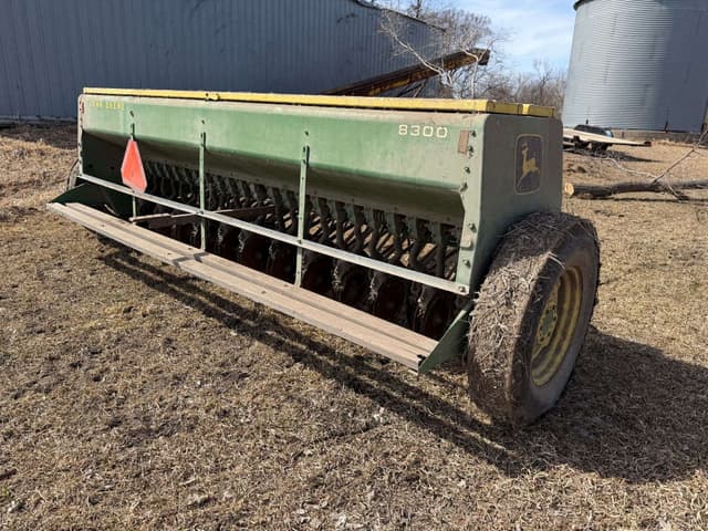 Image of John Deere 8300 equipment image 4