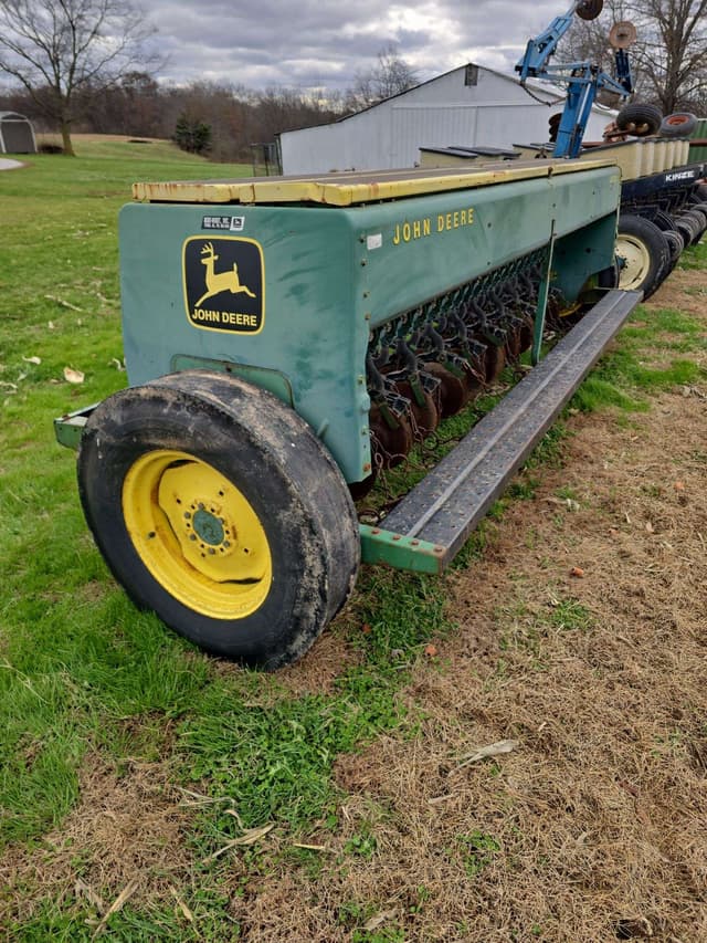Image of John Deere 8300 equipment image 3
