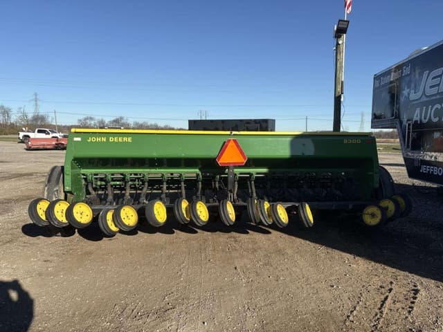 Image of John Deere 8300 equipment image 2