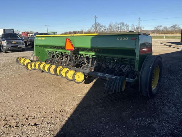 Image of John Deere 8300 equipment image 3