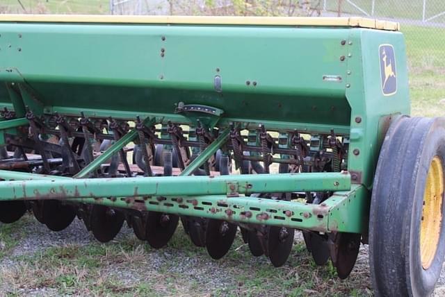 Image of John Deere 8300 equipment image 4