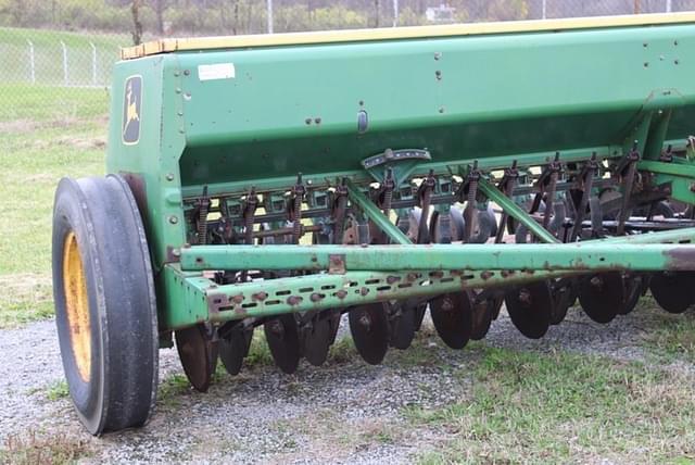 Image of John Deere 8300 equipment image 3