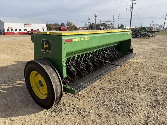 Image of John Deere 8300 equipment image 4