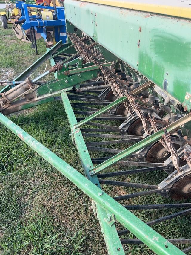Image of John Deere 8300 equipment image 4