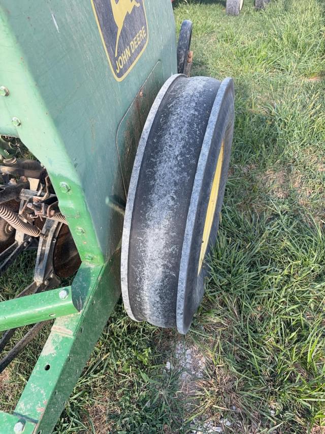 Image of John Deere 8300 equipment image 3
