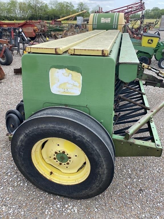 Image of John Deere 8300 equipment image 1