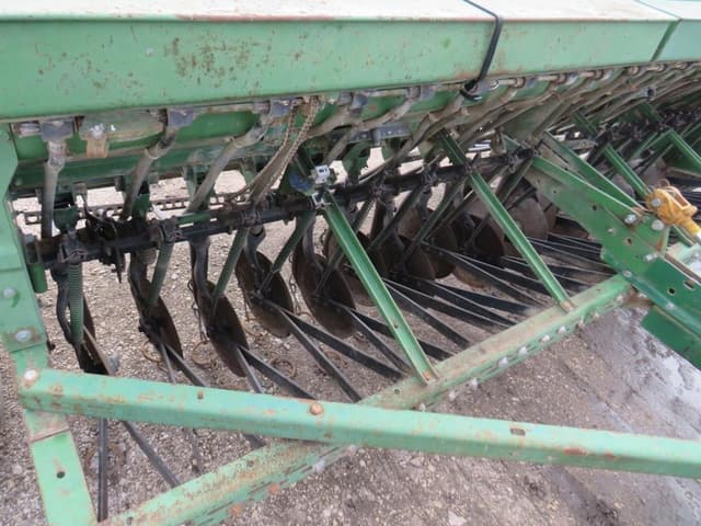 Image of John Deere 8300 equipment image 3