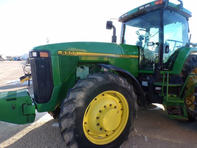 Image of John Deere 8300 equipment image 2
