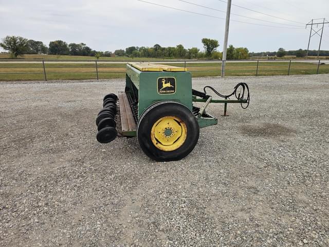 Image of John Deere 8300 equipment image 4