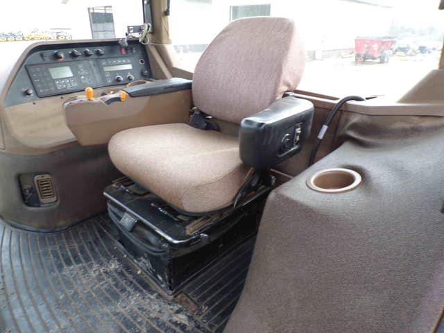 Image of John Deere 8300 equipment image 4