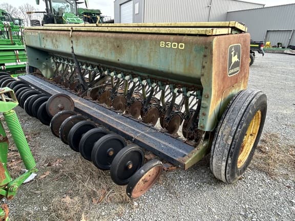 Image of John Deere 8300 equipment image 1