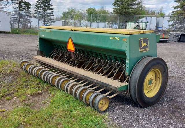 Image of John Deere 8300 equipment image 2
