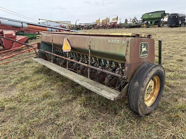 Image of John Deere 8300 equipment image 2