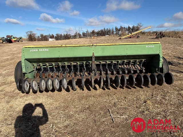Image of John Deere 8300 equipment image 4