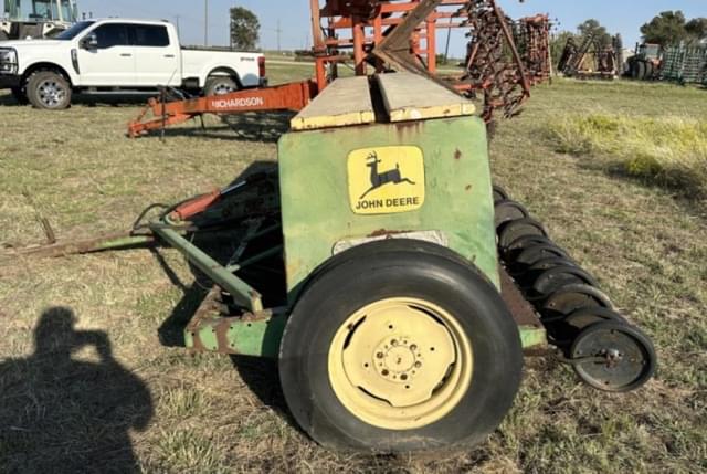 Image of John Deere 8300 equipment image 1