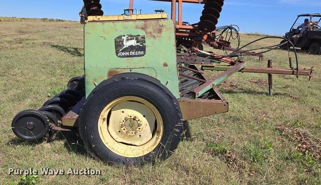 Image of John Deere 8300 equipment image 3