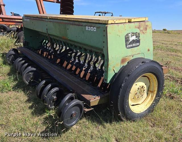 Image of John Deere 8300 equipment image 4