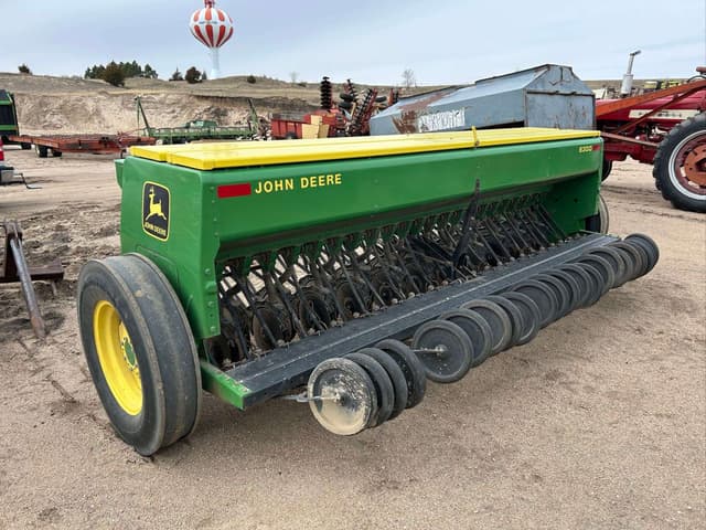 Image of John Deere 8300 equipment image 4