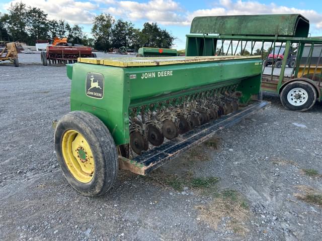 Image of John Deere 8300 equipment image 2