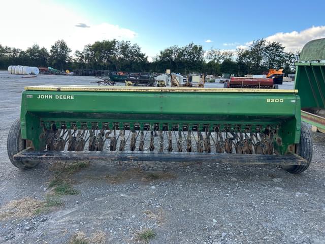 Image of John Deere 8300 equipment image 4