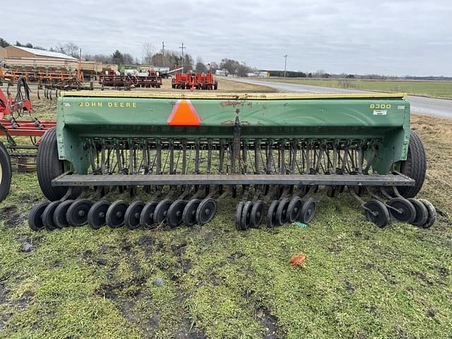 Image of John Deere 8300 equipment image 2