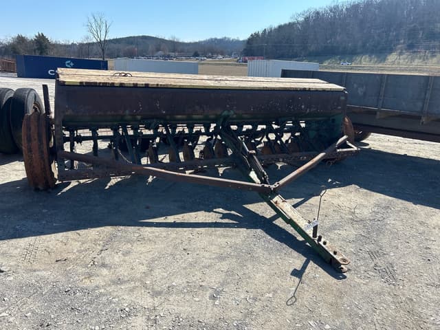 Image of John Deere 8300 equipment image 1