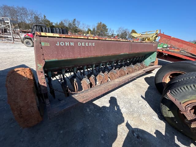 Image of John Deere 8300 equipment image 2