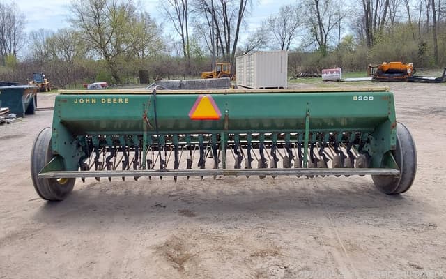 Image of John Deere 8300 equipment image 3