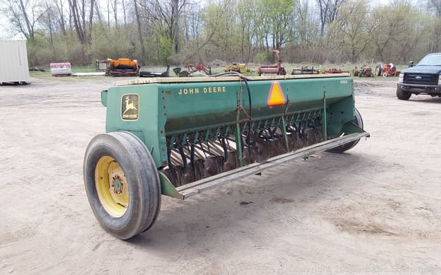 Image of John Deere 8300 equipment image 4