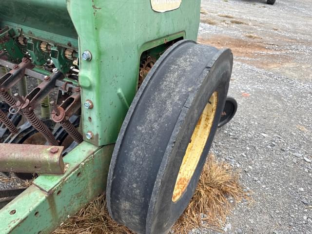 Image of John Deere 8300 equipment image 3