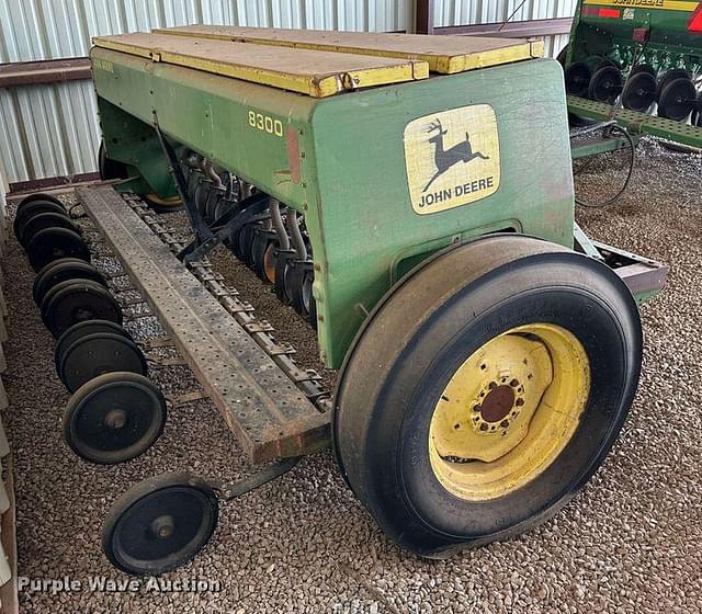 Image of John Deere 8300 equipment image 4